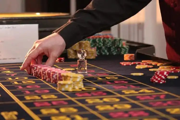 Ilustrasi pengguna menikmati hiburan sports dan casino di asia777 dengan perangkat mobile